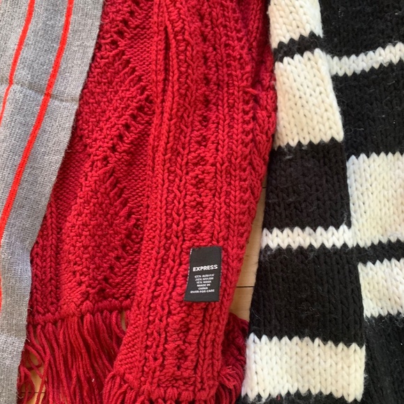 Bundle Of 12 Winter Scarves - Picture 4 of 13